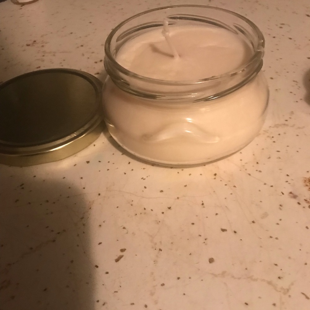 Vanilla scented 6.5 oz glass jar with a gold lid